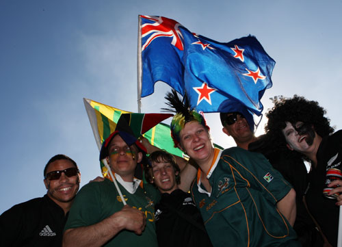 Springbok and New Zealand fans mix ahead the Free State Stadium