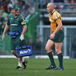 Australia's Stirling Mortlock limps off the field with a knee injury, South Africa v Australia, Tri-Nations, Newlands, Cape Town, South Africa, August 8, 2009