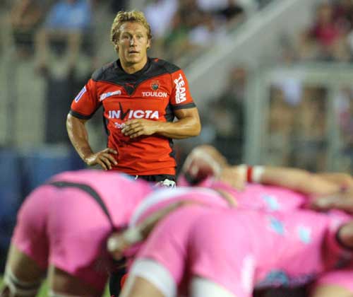 Toulon fly-half Jonny Wilkinson casts his eye over a scrum