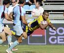 Clermont Auvergne's Wesley Fofana dives in to score
