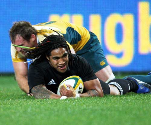 All Black centre Ma'a Nonu beats Rocky Elsom to score