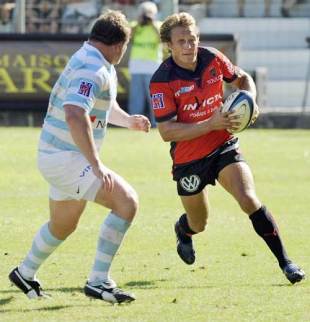 Toulon's Jonny Wilkinson takes on the Racing defence, Toulon v Racing Metro 92, Top 14, Stade Mayol, Toulon, France, August 22, 2009