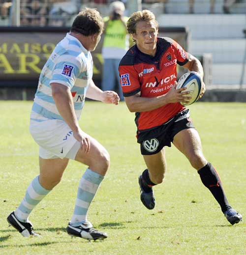 Toulon's Jonny Wilkinson takes on the Racing defence