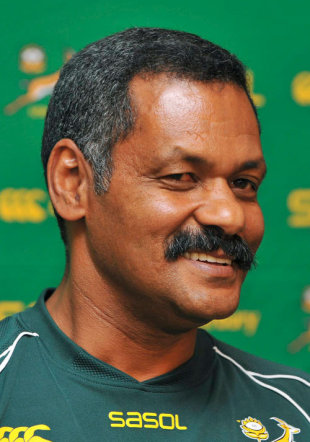Peter De Villiers chats to the media, August 28, 2008