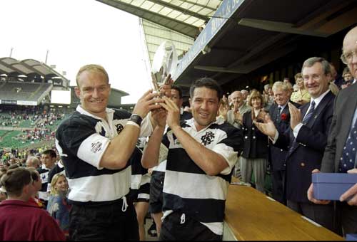 Francois Pienaar and Zinzan Brooke pose with a trophy