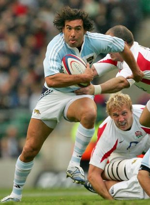 Argentina's right wing Jose Maria Nunez Piossek (L) is tackled by England's scrum-half Shaun Perry (TOP, R) as England's flanker Lewis Moody looks on during the Investec Challenge international test match England vs Argentina at Twickenham, southwest of London, 11 November 2006. 