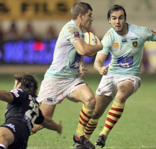 Perpignan winger Christophe Manas stretches the Brive defence