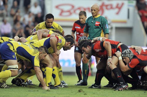 The Clermont and Toulon packs lock down at the Mayol Stadium