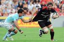 Bayonne flanker Guillaume Bernad grabs a hold of Toulouse No.8 Shaun Sowerby's shirt