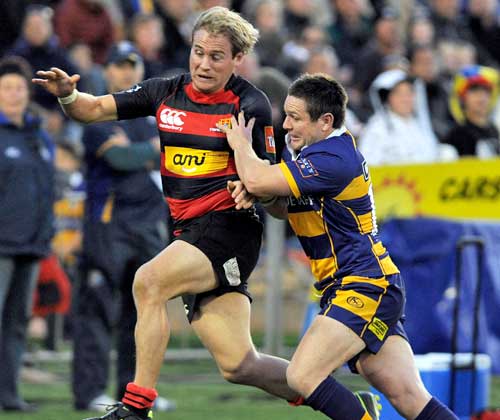 Canterbury's Andy Ellis and Bay of Plenty's Ben Smith vie for the ball