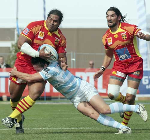 Perpignan No.8 Henry Tuilagi takes on the Racing Metro defence