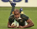 South Africa's JP PIetersen touches down for a try