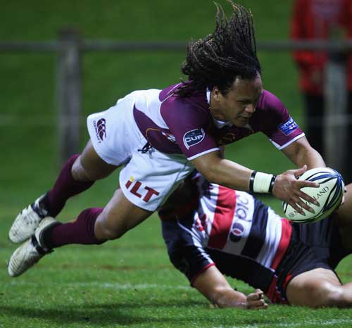 Southland winger Pehi Te Whare dives in to score
