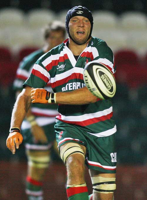 Leicester Tigers lock Ben Kay passes the ball