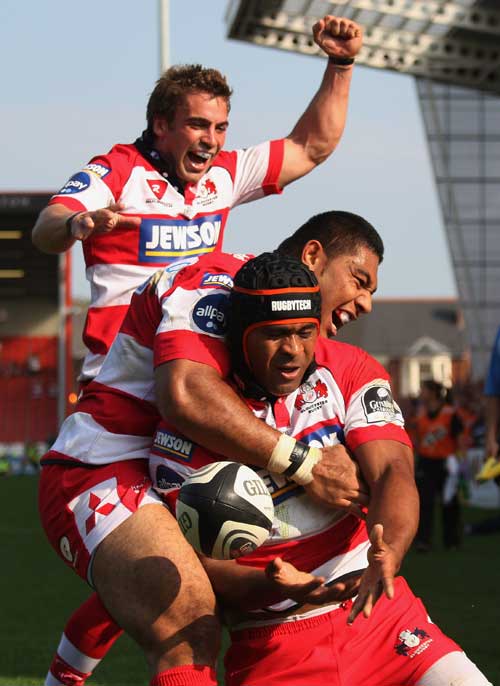Gloucester flanker Akapusi Qera is congratulated by Nick  Robinson and Lesley Vainikolo after scoring