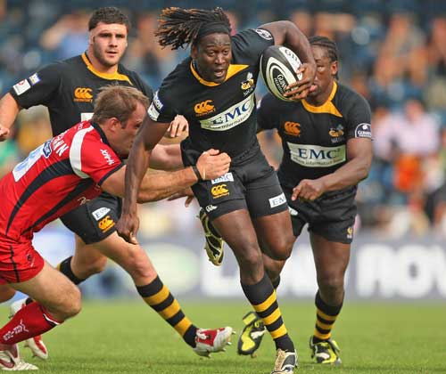 Wasps winger Paul Sackey stretches the Worcester defence