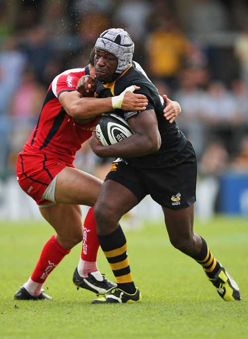 Wasps' Serge Betsen takes on the Worcester defence