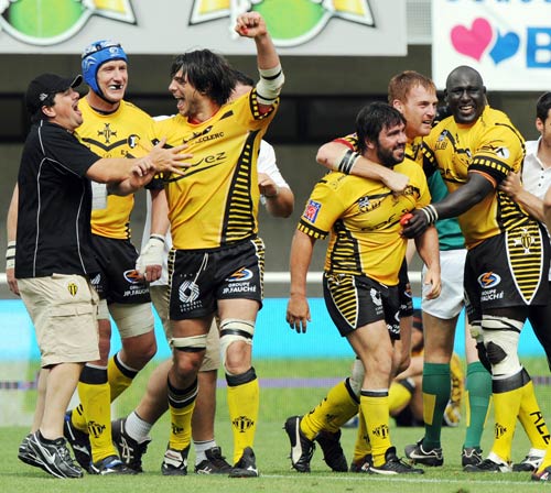 Albi's players celebrate after clinching promotion to the Top 14