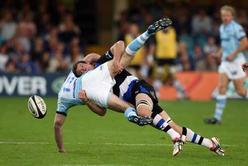 Bath's Julian Salvi tackles Geordan Murphy of Leicester in their 20-all draw at the Recreation Ground