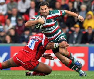 Leicester's Jeremy Staunton is tackled by Worcester's Tevita Taumoepeau , Leicester Tigers v Worcester Warriors, Guinness Premiership, Welford Road, Leicester, England, October 3, 2009