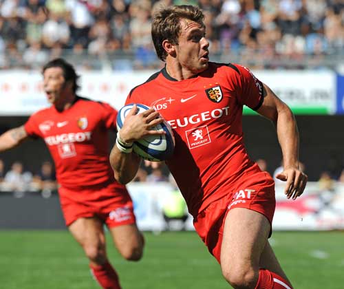 Toulouse's Vincent Clerc runs in to score