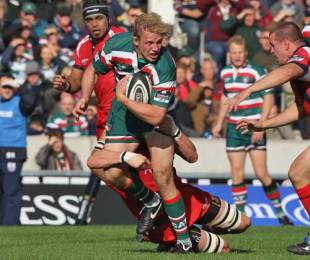 Leicester's Lewis Moody stretches the Worcester defence, Leicester Tigers v Worcester Warriors, Guinness Premiership, Welford Road, Leicester, England, October 3, 2009