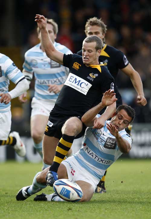 Wasps' Dave Walder and Racing Metro's Mathieu Loree vie for the ball