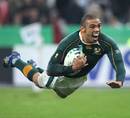 South Africa's Bryan Habana dives over to score a try