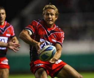Toulon's Jonny Wilkinson looks to pass, Toulon v Saracens, European Challenge Cup, Stade Mayol, October 15, 2009