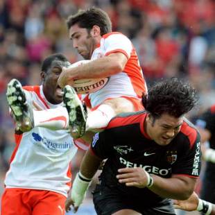 Biarritz scrum-half Dimitri Yachivil is taken out in the air by Cencus Johnston, Toulouse v Biarritz, Top 14, Stade Ernest Wallon, October 24, 2009