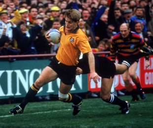 Australia centre Tim Horan beats the New Zealand defence to score, Australia v New Zealand, Rugby World Cup, Lansdowne Road, October 27, 1991