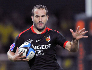 Toulouse's French fly-half Frederic Michalak carries the ball against Clermont-Ferrand during the French Top 14 rugby match at the Marcel Michelin stadium on September 6, 2009.