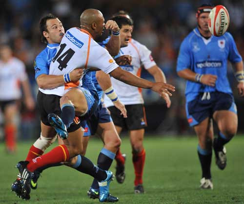 Cheetahs wing Lionel Mapoe offloads