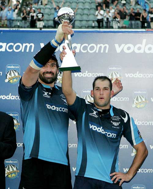 Victor Matfield and Fourie Du Preez lift the Super 14 trophy