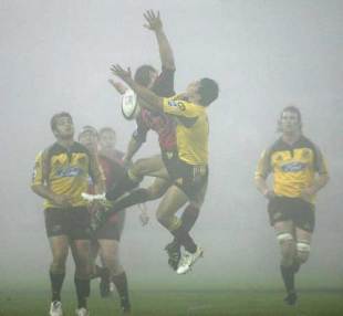 Crusaders full-back Leon MacDonald competes for a high ball with Tamati Ellison of the Hurricanes in a thick fog, Crusaders v Hurricanes, Super 14 final, Lancaster Park, May 27 2006.