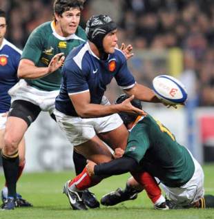 France's Thierry Dusautoir off loads the ball under pressure, France v South Africa, Stade Municipal, Toulouse, France, November 13, 2009