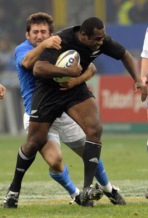 New Zealand wing Sitiveni Sivivatu is shackled by the Italy defence
