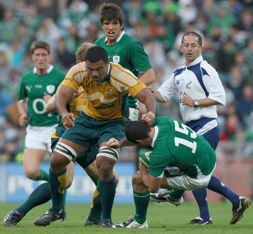 Wycliff Palu makes a high tackle on Rob Kearney that results in a yellow card