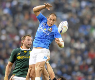 Italy captain Sergio Parisse wins the line-out against Andries Bekker, Italy v South Africa, Stadio Friuli, Udine, November 21, 2009