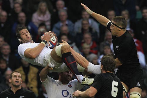 England lock Simon Shaw manages to hold on to a lineout ball