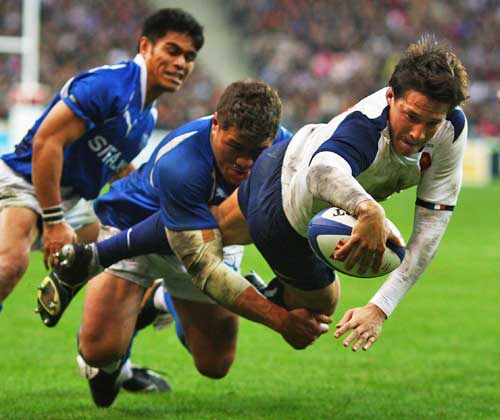 France fly-half Francois Trinh-Duc stretches to score against Samoa