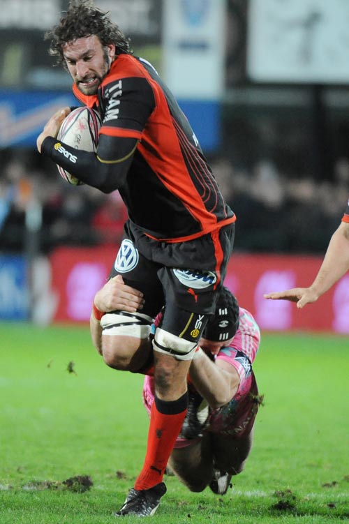 Toulon flanker Ross Skeate shakes off a tackle from James Haskell