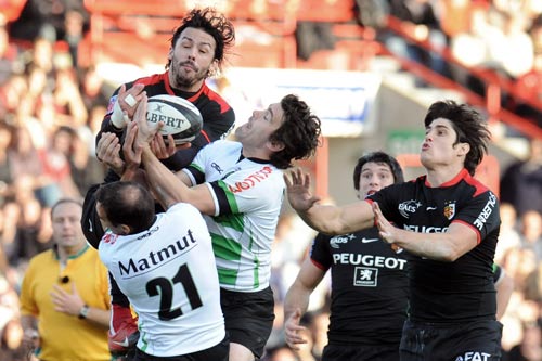 Toulouse fullback Clement Poitrenaud claims a high ball