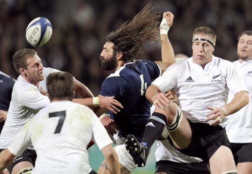 France's Sebastien Chabal battles for the ball with Brad Thorn