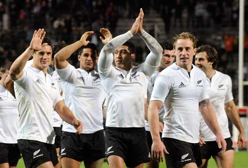 New Zealand embark on a lap of honour at the Stade Velodrome