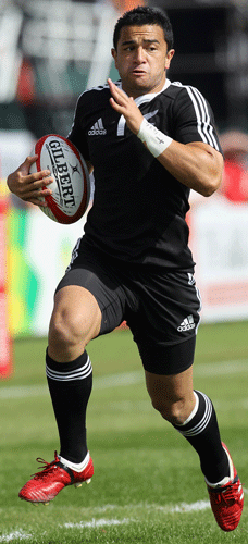 New Zealand's Sherwin Stowers gets up the wing during the Dubai Sevens