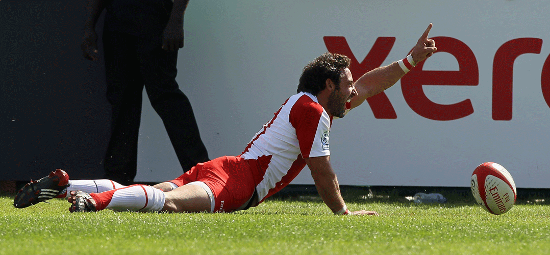 Ben Gollings dives in to score against Argentina during the Dubai Sevens