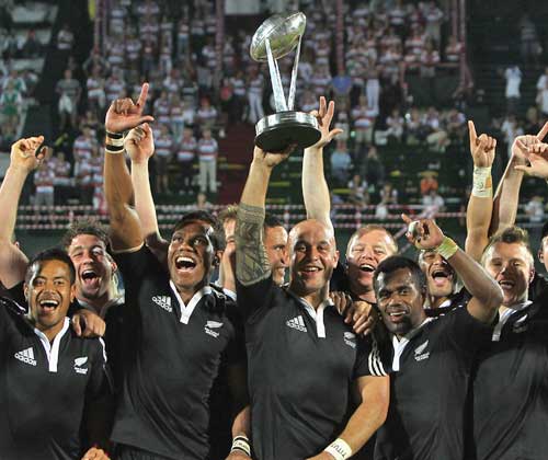 New Zealand celebrate capturing the 2009 Dubai Sevens crown