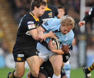Leicester's Lewis Moody is tackled by the Wasps defence, London Wasps v Leicester Tigers, Guinness Premiership, Adams Park, Wycombe, England, December 6, 2009