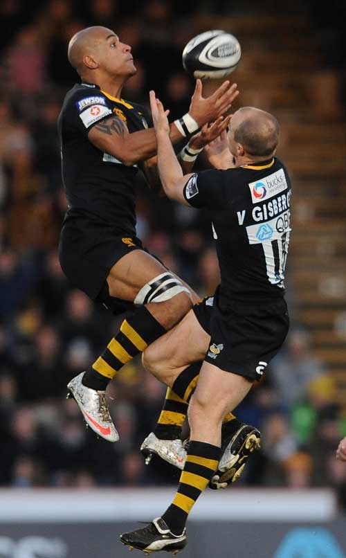 Wasps' Tom Varndell and Mark van Gisbergen attempt to claim a high ball